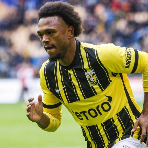 Vitesse verslaat Feyenoord na vroege goals in beide helften