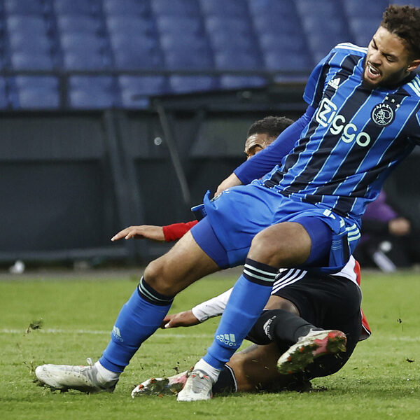 Ajax wint sobere klassieker met weinig doelkansen