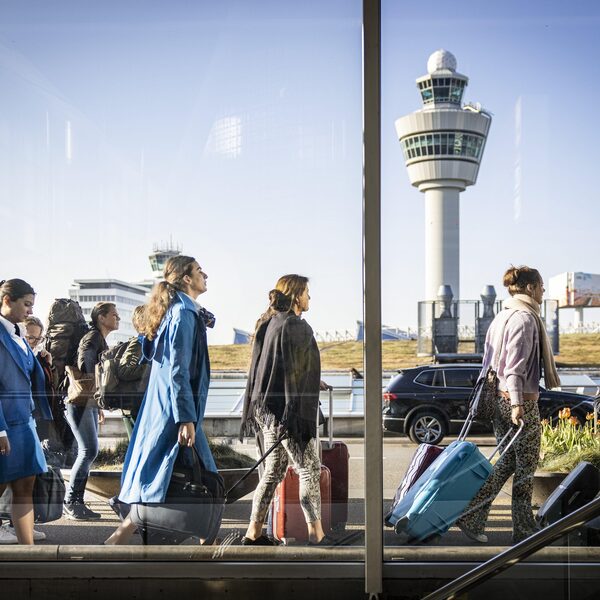 Schiphol mag deze zomer vluchten niet zomaar annuleren