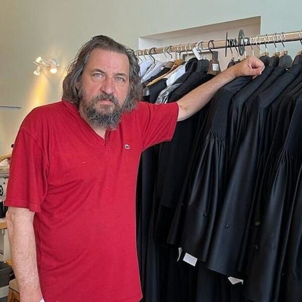 Ernest is een van de laatste togamakers in Nederland: 'Het is ambacht'