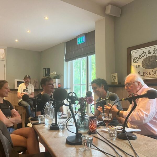 Luisteraars en makers van De Kopgroep beklimmen het Kopje van Bloemendaal