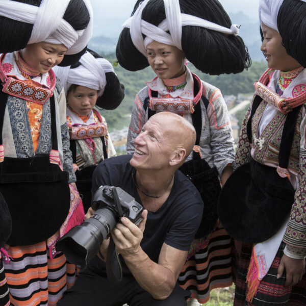 Fotograaf Jimmy Nelson: 'De Nederlandse traditionele klederdracht vertelt een verhaal'