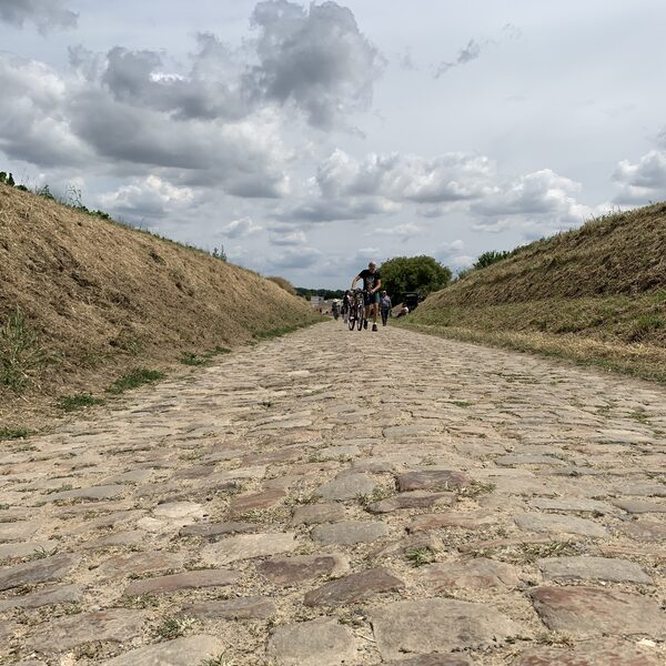 Tourcolumn: De gevreesde kasseien in het desolate landschap