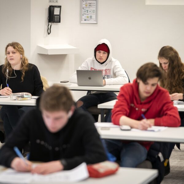 Moet de lat in het onderwijs lager? 'Eén van de domste dingen die je kan doen'