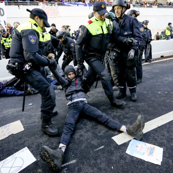 Demonstratierecht onder druk? 'Organisaties als Extinction Rebellion willen politie eindeloos frustreren'