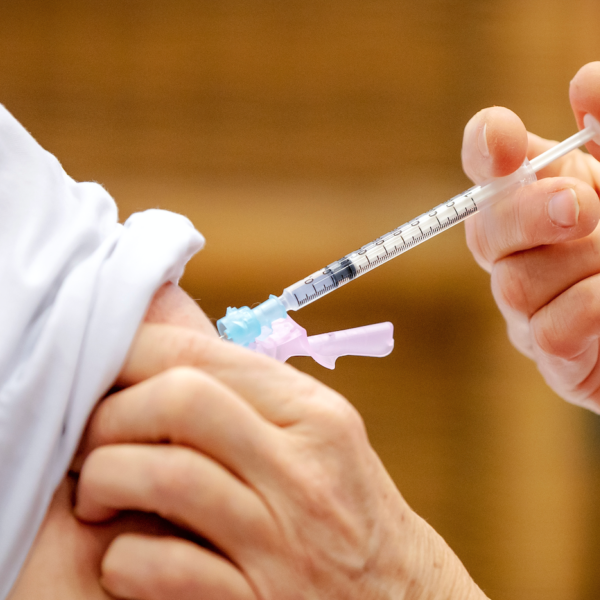 Ruim 400 meldingen van langdurige klachten na coronavaccinatie