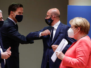 Podcast De Zomerdag: hoe regisseer je als regeringsleider je eigen exit?