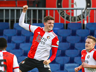 Feyenoord rekent snel af met PEC Zwolle, onrustig rondom De Kuip