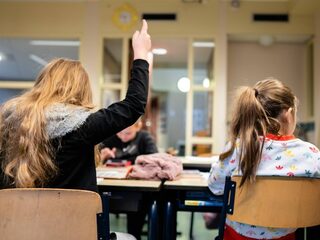 Loonkloof basis- en middelbaar onderwijs gedicht: 'Gelijk werk, dus gelijke beloning'