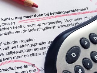 Advies RVS: gemeenten moeten schuld van 600.000 huishoudens overnemen