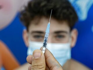 Tieners krijgen tweede prik eerder: 'Zo hebben we een veilige schoolomgeving'