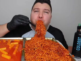 ASMR-artiesten gaan steeds verder voor likes; wie trekt de grens?