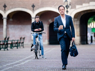 Podcast De Zomerdag: toen iedereen dacht dat Rutte weg moest