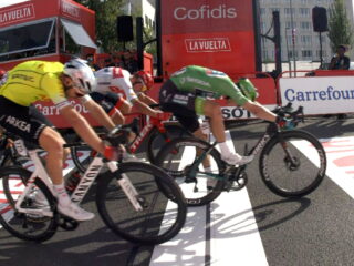 Vuelta in Nederland: Sam Bennett wint ook in Breda