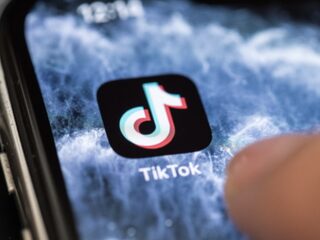 Strafeis: TikTok gevaarlijk voor kinderen en moet schadevergoeding betalen