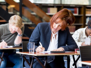 Aftellen tot het Groot Dictee: los, aan elkaar of met streepje?