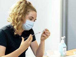 'Geef een cadeaubon bij vaccinatie in armere wijken'