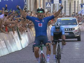 Sonny Colbrelli klopt Remco Evenepoel in strijd om Europese titel wielrennen