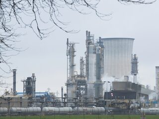 Hoe kan het dat Chemelot toestemming heeft om microplastic in de Maas te lozen?