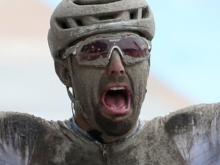 Sonny Colbrelli wint heroïsche editie Parijs-Roubaix, Van der Poel derde