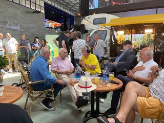 Oud-medewerkers uit roemruchte verleden Radio Tour de France in Tourcafé