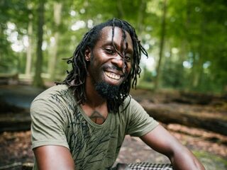 Bij de laatste levensfase van zijn oma hoort ook eenzaamheid, ervaart theatermaker Wensley Piqué