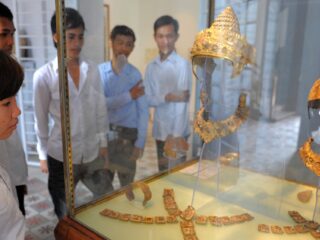 Geroofde Khmer-juwelen terug aan Cambodja gegeven