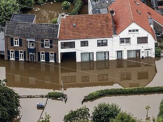 Handen in het haar nu schadeclaims na overstromingen Zuid-Nederland worden ingevuld: 'En wie verzekert de verzekeraar?'"