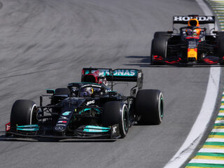 Magistrale zege Lewis Hamilton in Brazilië, gat op Verstappen nu 14 punten