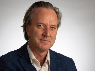 Voormalig VVD-burgemeester is nu joint-rokende festivalorganisator: 'Ik miste zingeving'