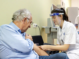 'Er worden grenzen verlegd': wat mag een werkgever van je eisen om corona buiten de deur te houden?