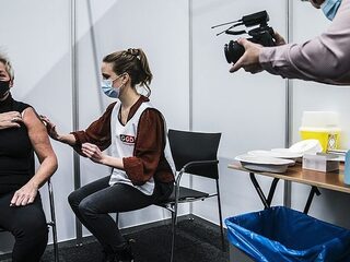 Hoogleraar gezondheidscommunicatie: 'Laat de mensen die echt niet gevaccineerd willen worden eens een tijdje met rust'