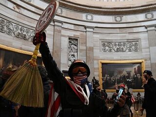 Jaar na Capitoolbestorming is Trump niet stil: 'Hij blijft zeggen dat overwinning hem is afgepakt'