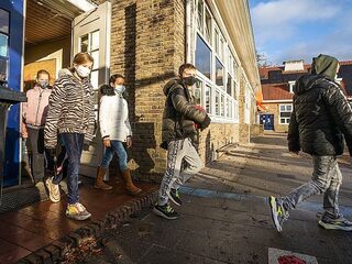 'Regels versoepelen zou helpen, maar is het verantwoord?' Chaos op scholen door quarantaineregels