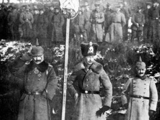 Hoe de Duitse keizerlijke familie Hitler in het zadel hielp