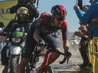 Dylan van Baarle wint zware kasseiklassieker Parijs-Roubaix