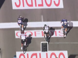 Jasper Philipsen klopt Fabio Jakobsen in massasprint Vuelta