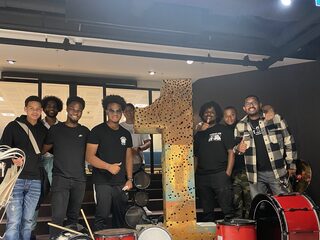 Wat typeert een Caribische brassband? 'Zelfs in de regen is het lekker swingen'