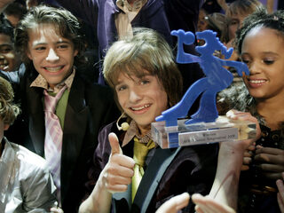 Ralf Mackenbach won het Junior Songfestival, promoveert nu in de natuurkunde