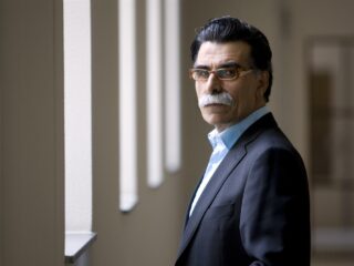 Kader Abdolah: 'In Iran is nog geen revolutie, wel een wonderlijk verzet'