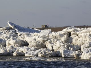 Wat gaat de enorme ijsbreker die nu uit Vlissingen wegvaart eigenlijk doen?