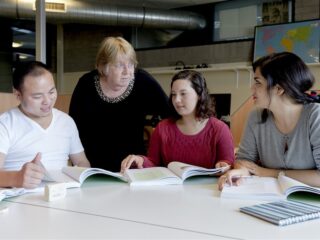 Hoe is het om op latere leeftijd een nieuwe taal te moeten leren?