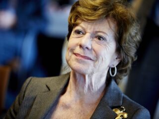 Sms'jes Neelie Kroes zijn 'ernstige inbreuk op wat je kan toelaten in een democratie'