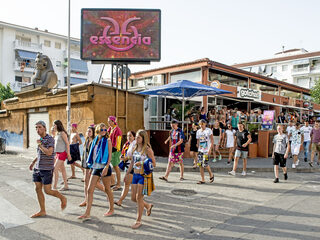 Huisartsen Albufeira vrezen voor corona-uitbraak door feestende jongeren