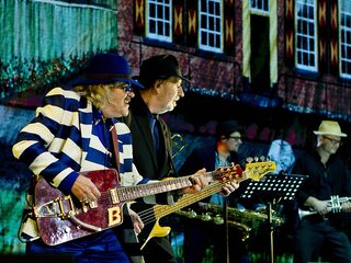 Bennie Jolink (Normaal) per toeval in het dialect gaan zingen