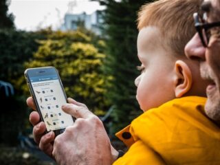 Meer schermtijd dan ooit: 'Maar je wil als ouder soms ook even koken'