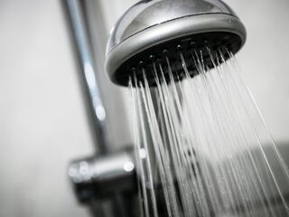 Huis van het gas, begin in de douche! 'Dat kan in 5 minuten, óók met lang haar'