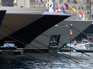 Superjacht twee keer in twee dagen vast onder brug: 'Er zit een bioscoop aan boord'