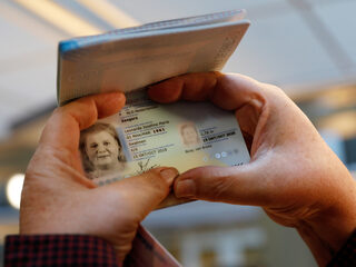 Deskundigenverklaring voor X in paspoort niet meer verplicht: 'Ik heb geen psycholoog nodig om te weten dat ik non-binair ben'