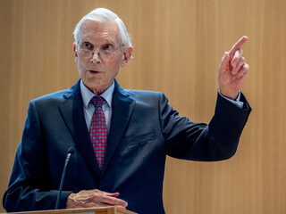 Oud-minister Ben Bot: nu evacueren ambassadepersoneel uit Oekraïne 'onverstandig'